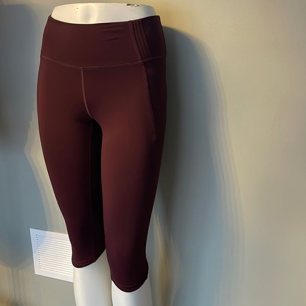 Lululemon size 8 capris